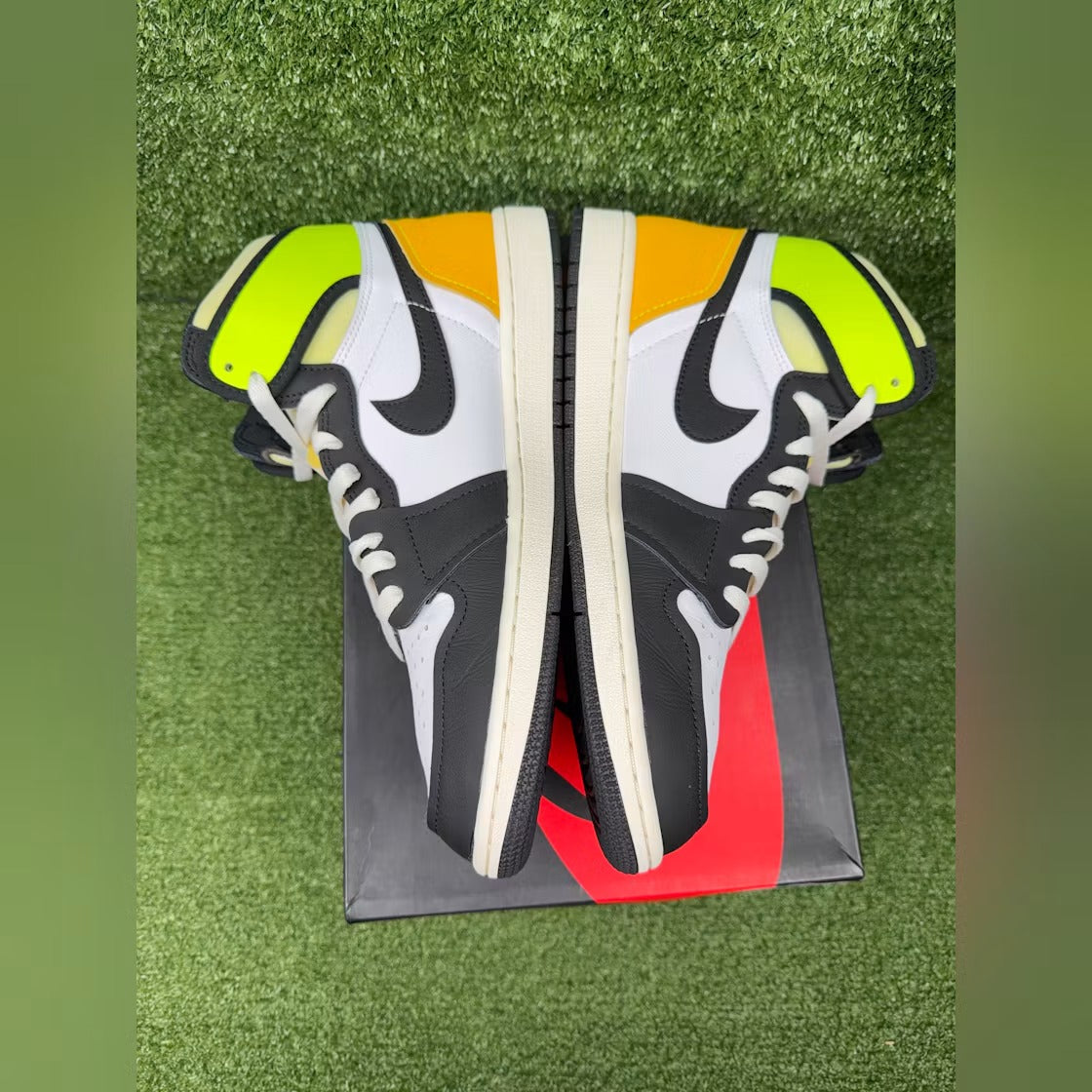 Used - Air Jordan 1 Retro High White Black Volt University Gold - US M 11 - detail 3